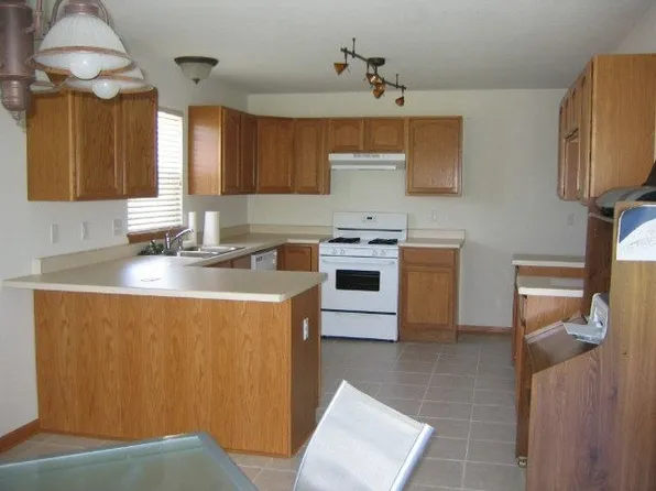 1713 W River St, Dixon, IL 61021