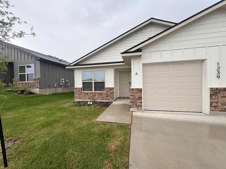 1239 Concord Dr — Photo 2