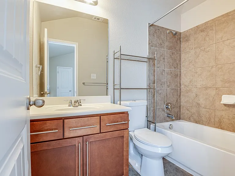 562 White Cyn — Photo 24