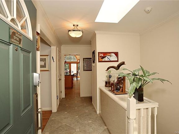 4th image of 2 Briarwood Ln