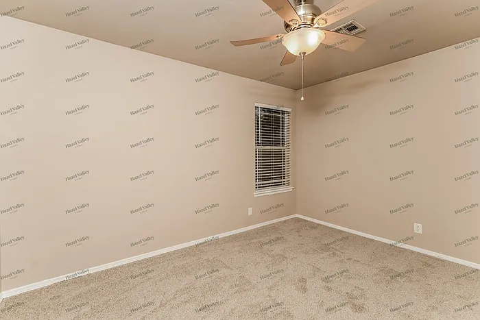 2002 W K Ct — Photo 10