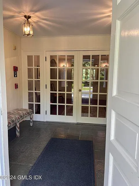 140 Field Point Rd — Photo 2