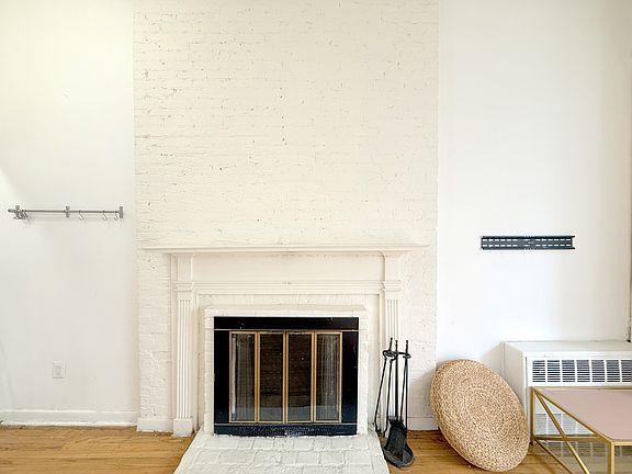 3rd image of 113 W 82nd St APT 2F