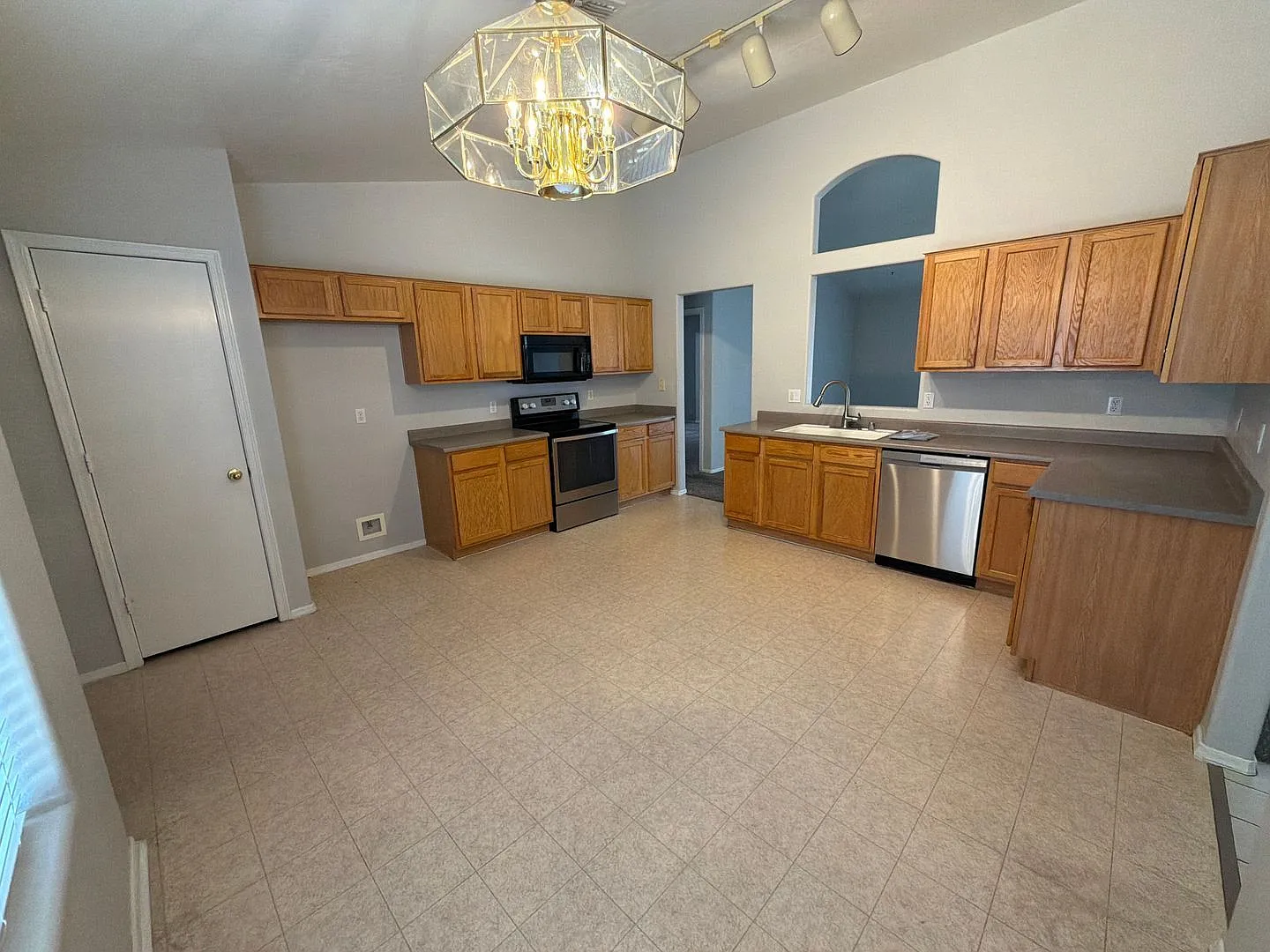 3 bed, 2.0 bath, 1437 sqft, $2,000 — Photo 4