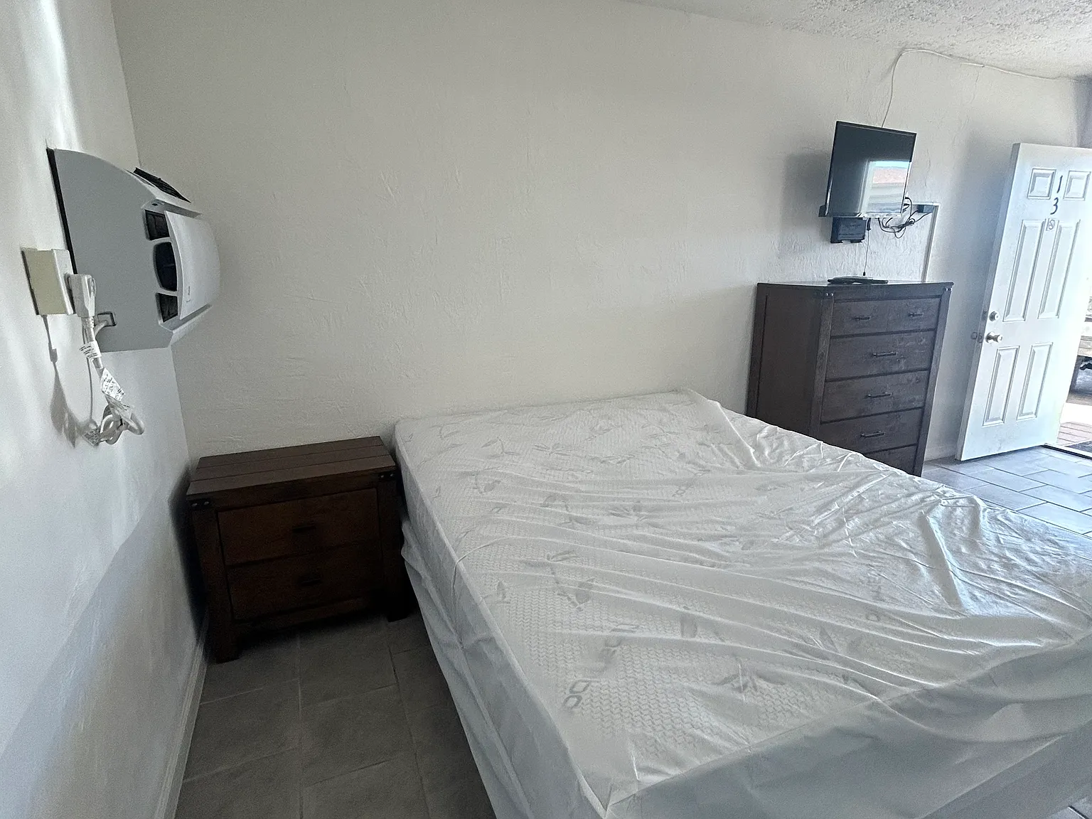 Studio, 300 sqft, $895 — Photo 3