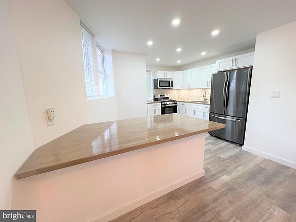 4th image of 301 E Elwood St