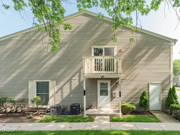 1690 Ashburn Ct APT A, Wheaton, IL 60189