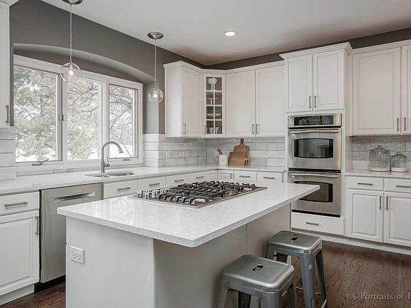5th image of 26W486 Pinehurst Dr