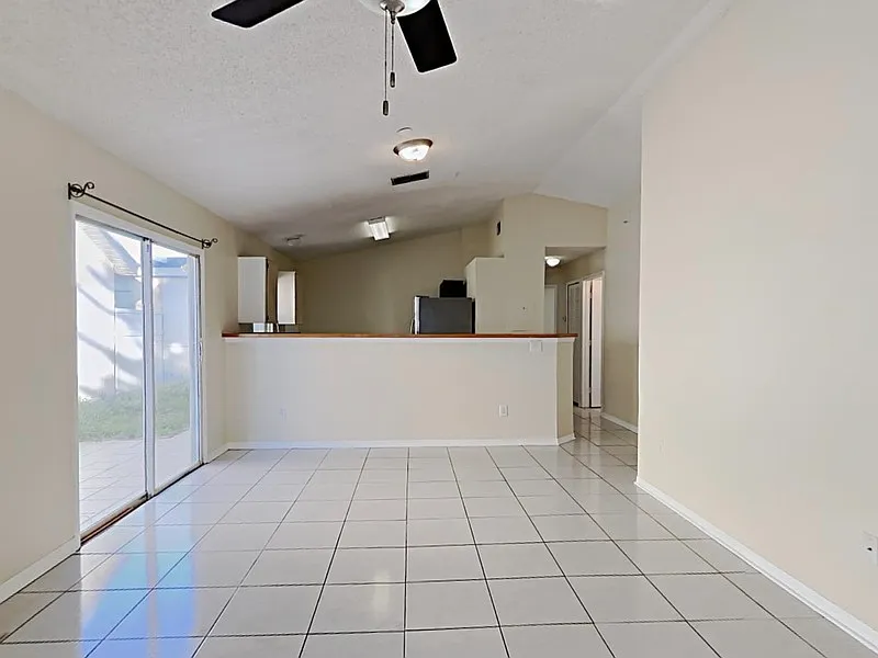 3 bed, 2.0 bath, 1096 sqft, $2,050 — Photo 2