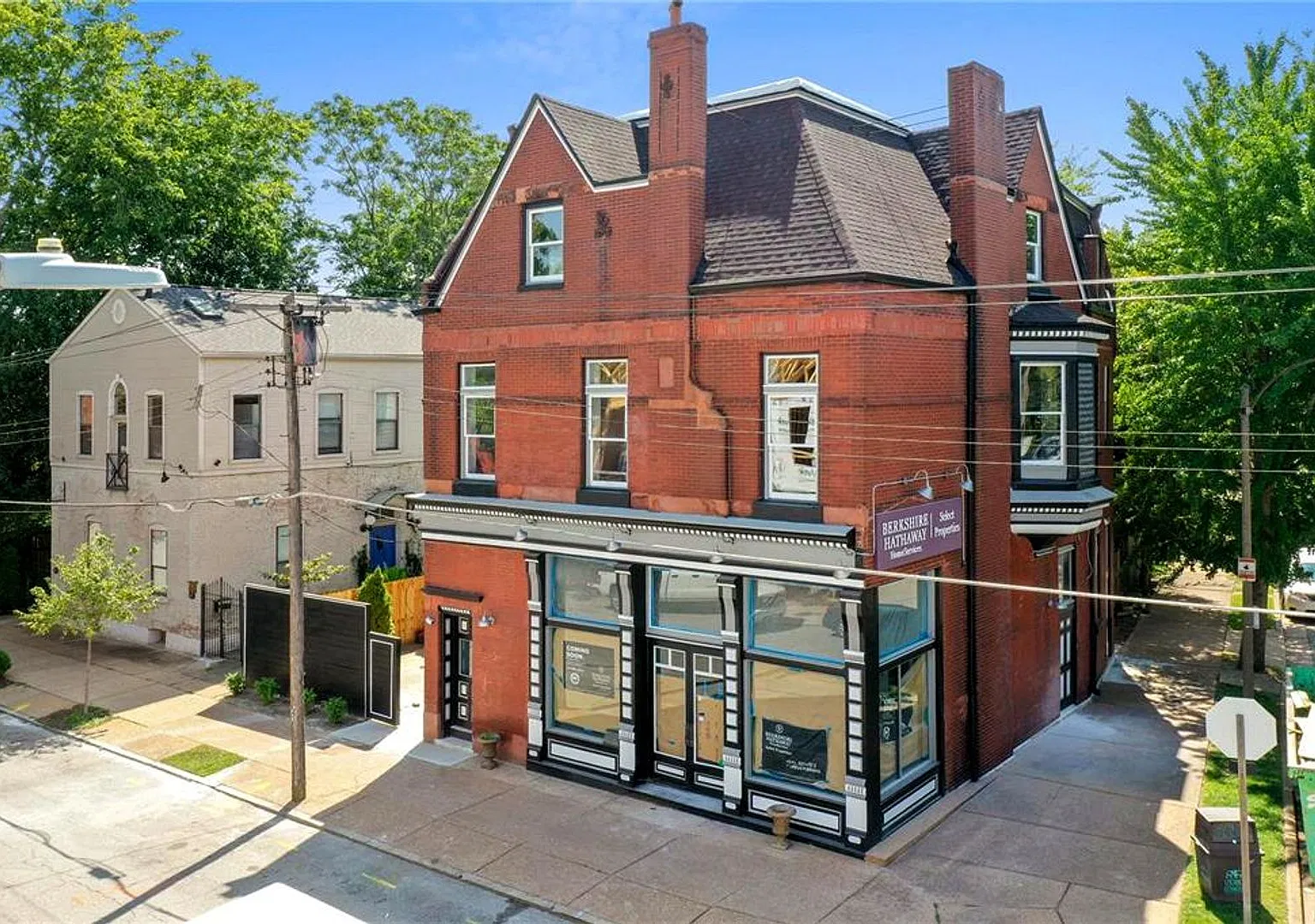 Beautifully renovated 2 bedroom/ 1 bathroom apartment home in Benton Park — Photo 1