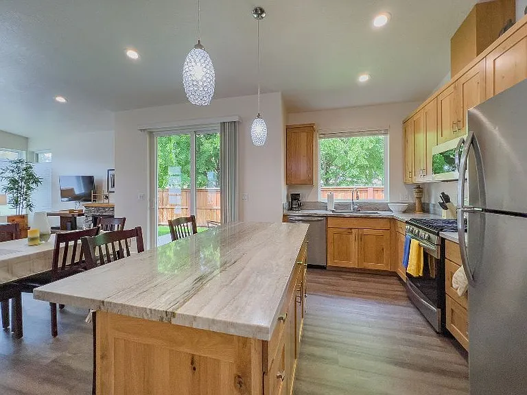 595 Silver Ln — Photo 13