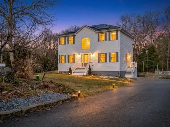15 Stonewall Ave, Dartmouth, MA 02747