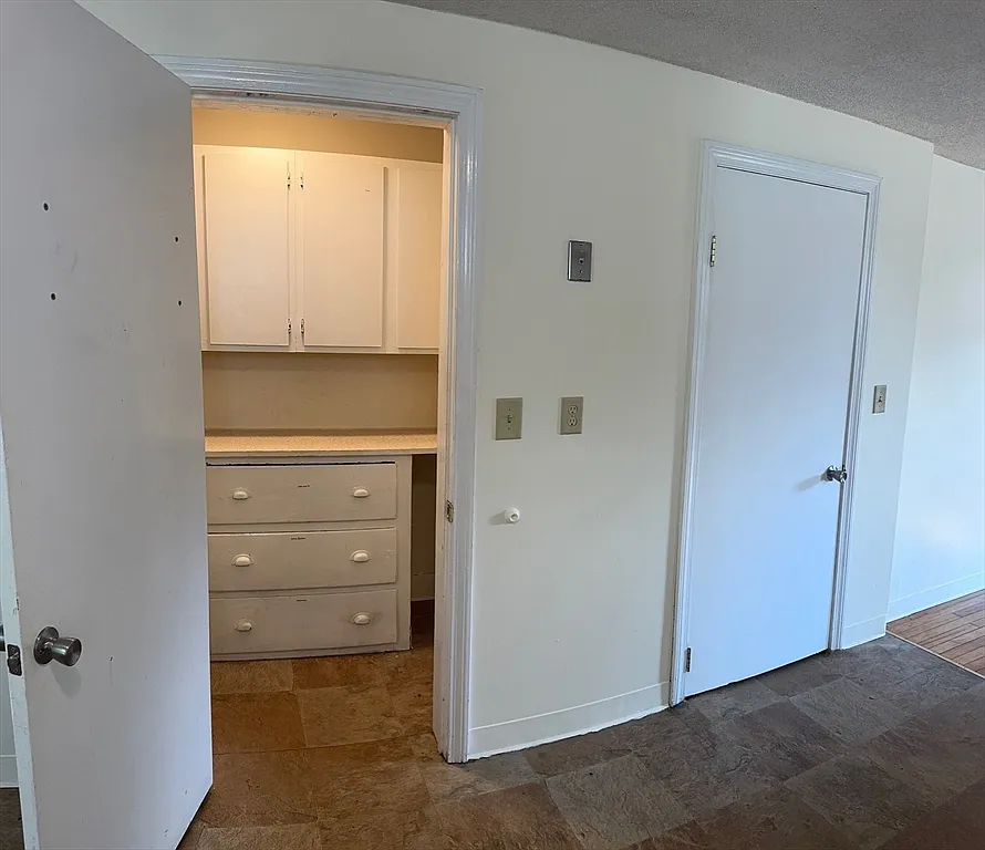 4 bed, 1.0 bath, 1105 sqft, $1,825 — Photo 4