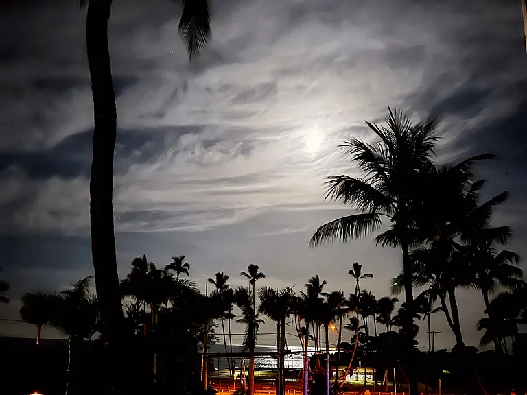 Night view from the lanai.