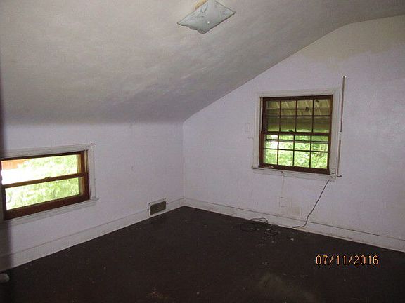 5th image of 215 Amy Ave