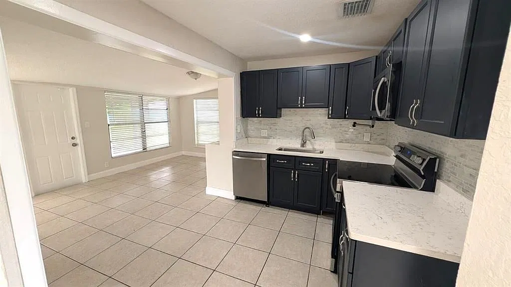 3 bed, 1.0 bath, 1208 sqft, $2,400 — Photo 3