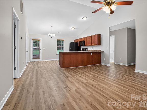 4th image of 213 Winding Cedar Dr