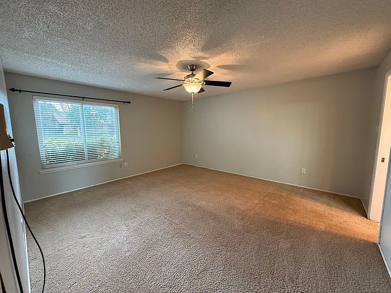 1401 Hillcrest Dr — Photo 11