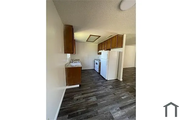 Building Photo - 4325 N Chestnut Ave #205