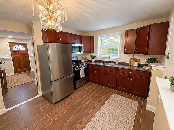 2nd image of 131 Itasca St #1