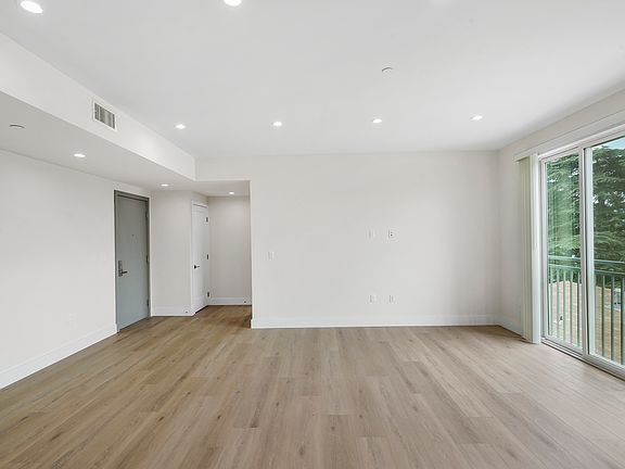 5th image of 11042 La Maida St #202