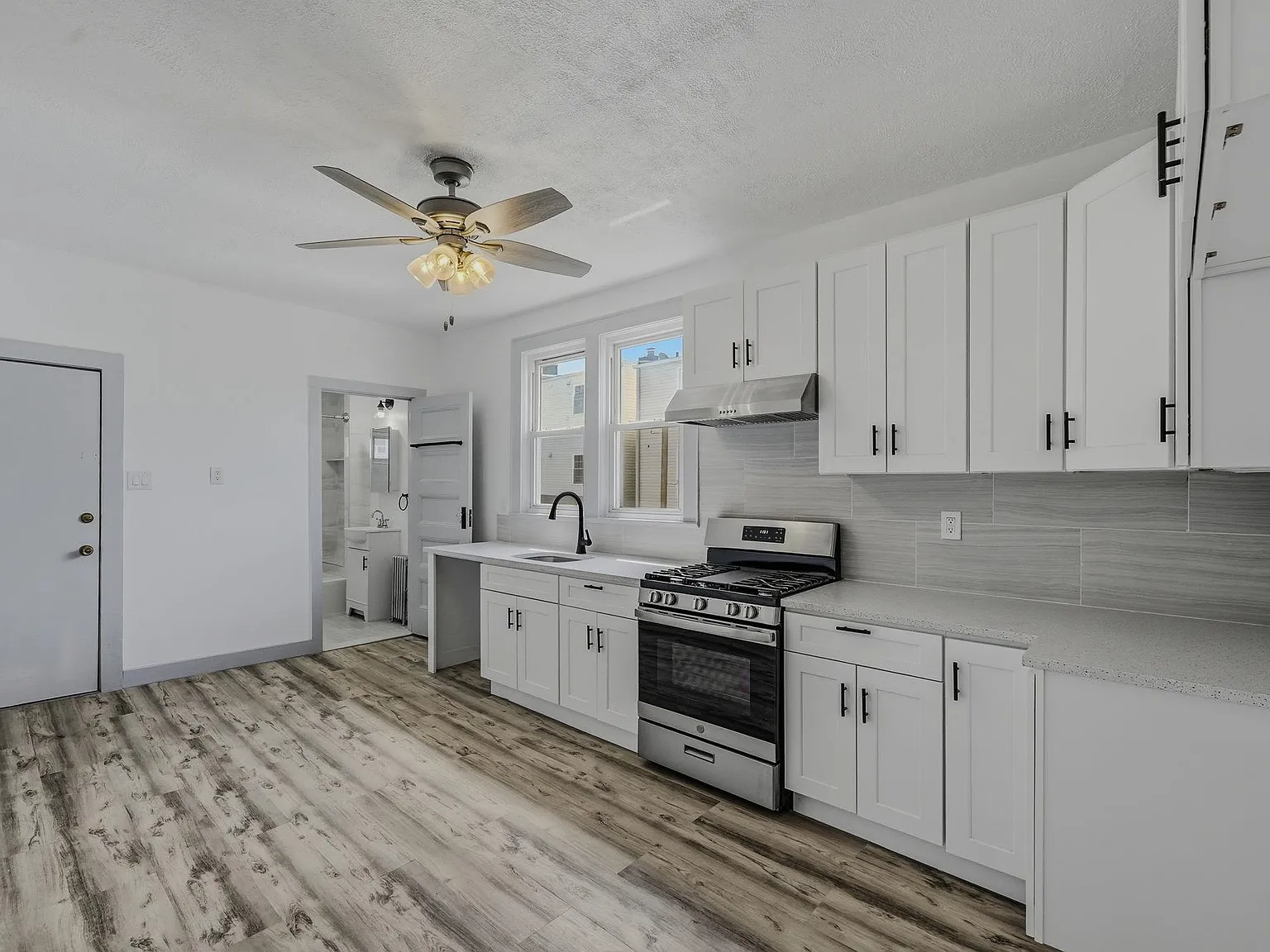 2 bed, 1.0 bath, 900 sqft, $2,300 — Photo 1