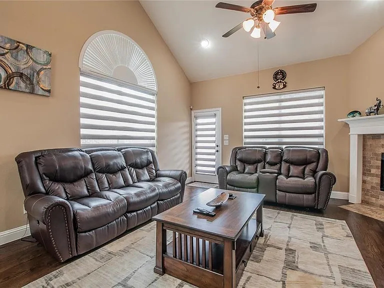2440 Kingsgate Dr — Photo 7