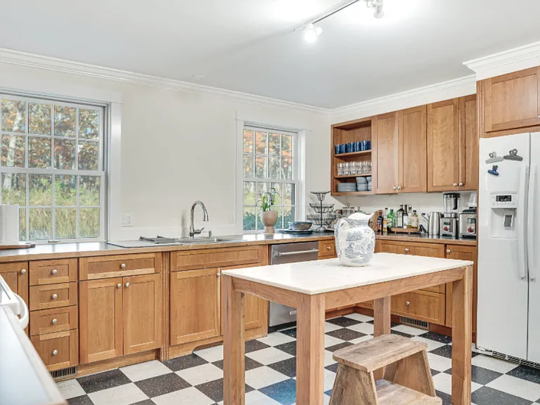317 W Neck Rd — Photo 16