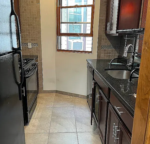 107 E 4th St #2 — Photo 3