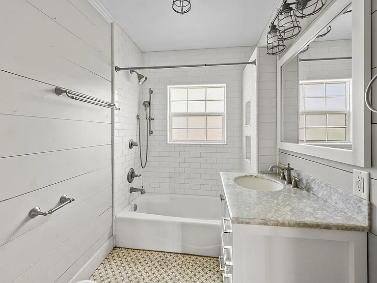 1036 Jackson St — Photo 14