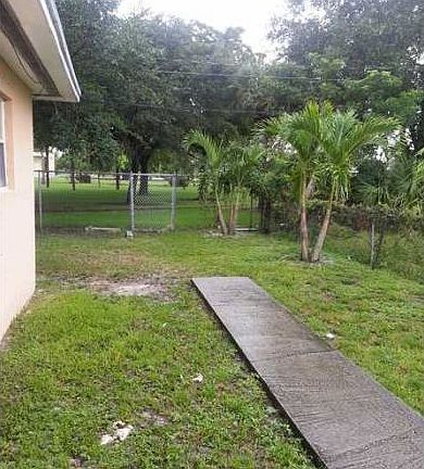 5th image of 715 SW 10th St APT 4