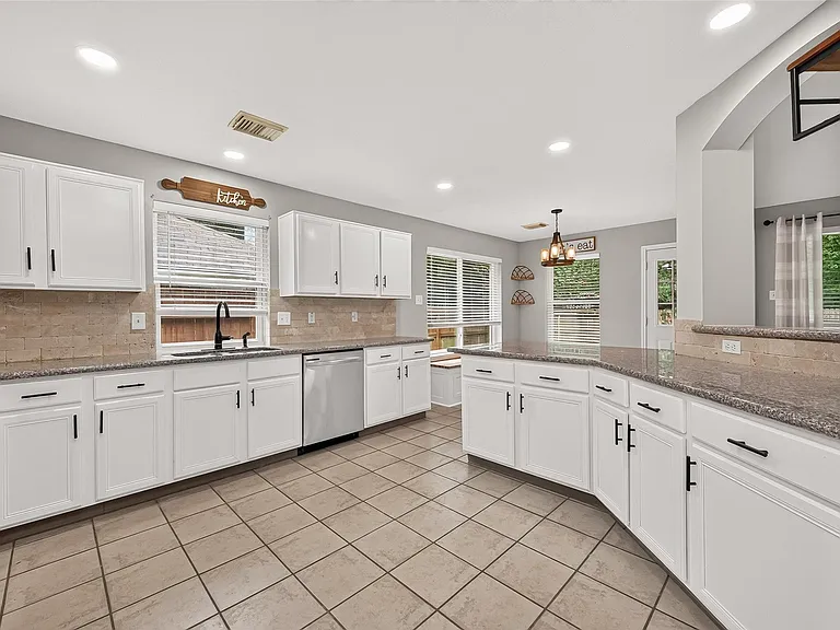 1810 Ashton Village Dr — Photo 11