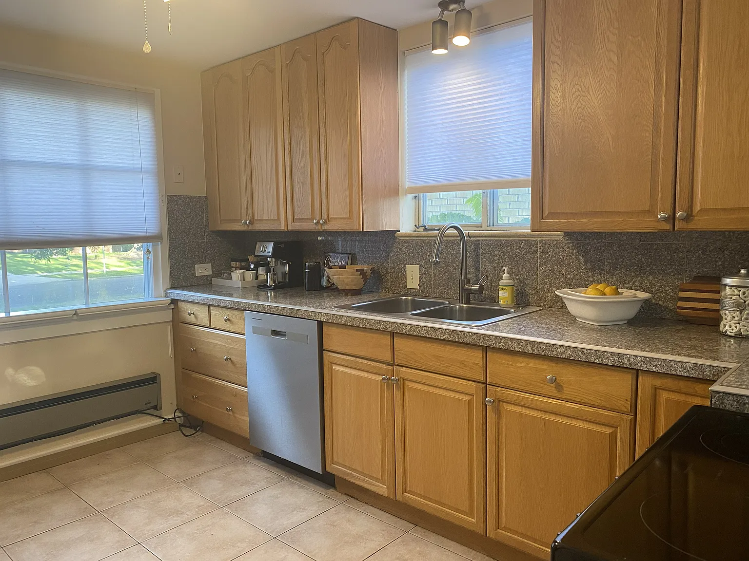 4 bed, 2400 sqft, $3,000 — Photo 3