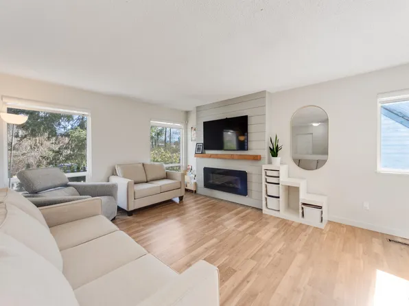 2978 Fleming Ave, Coquitlam, BC V3C 4S3