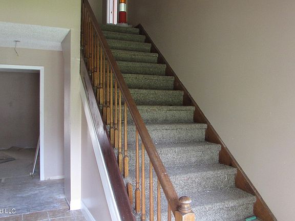 3rd image of 14 Greenbriar Dr