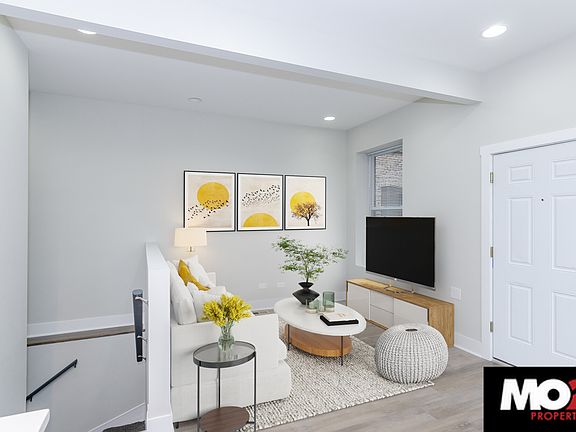 3rd image of 818 N Oakley Blvd #1R