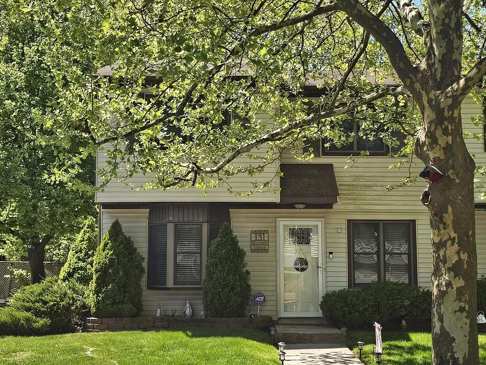 1st image of 131 Huguenot Ave
