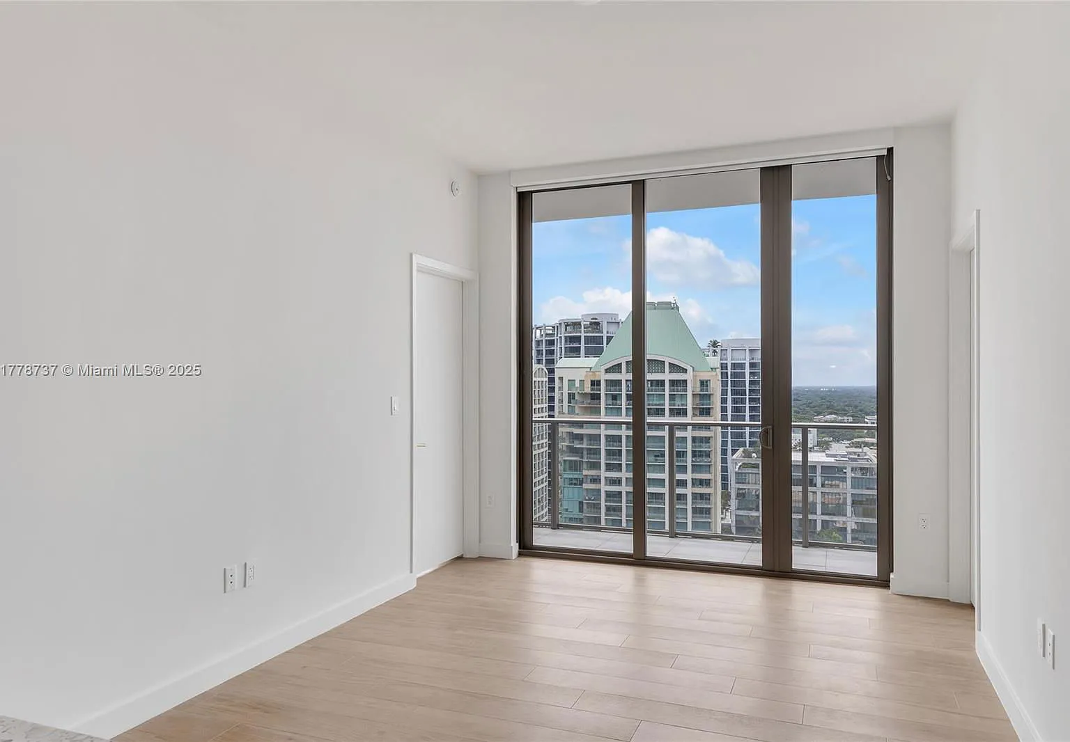 2 bed, 2.0 bath, 976 sqft, $8,700 — Photo 2