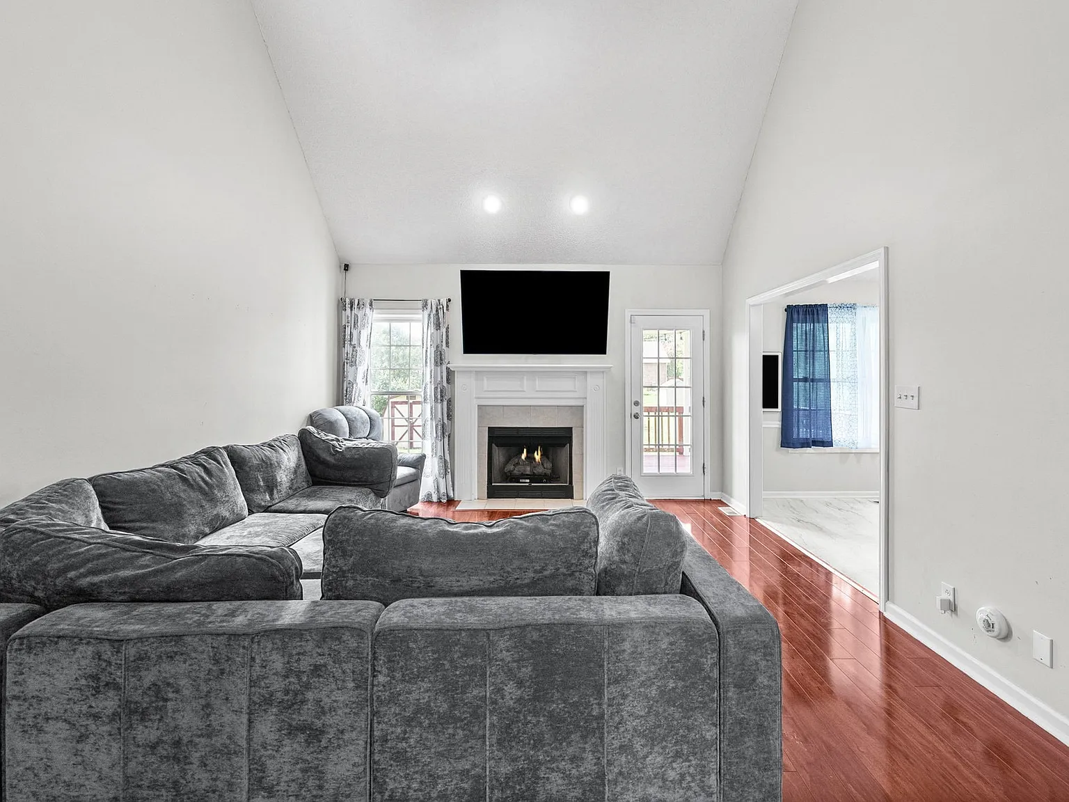 4 bed, 2176 sqft, $2,000 — Photo 2