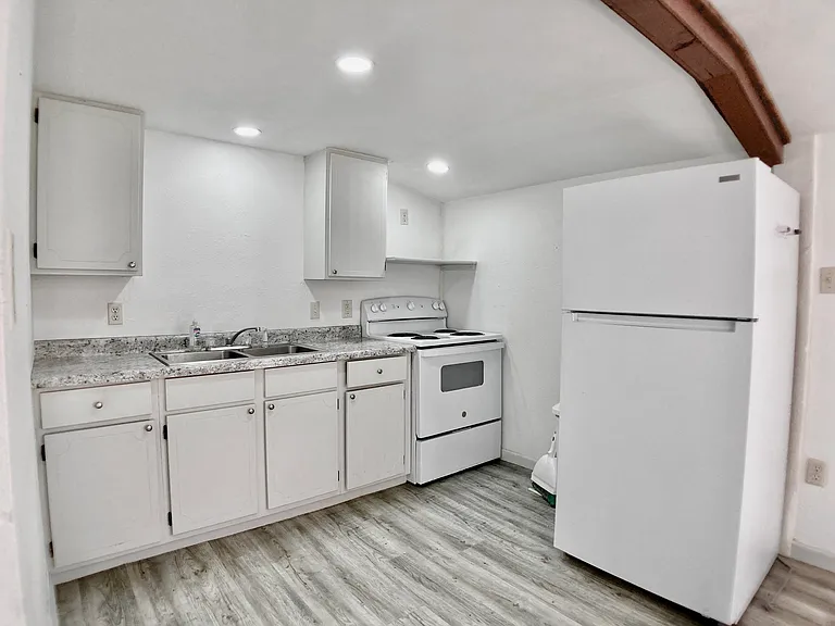 1000 W 3rd St #C — Photo 2