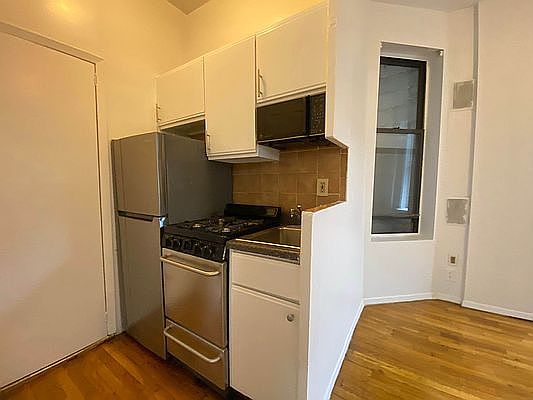 4th image of 515 W 46th St APT 4