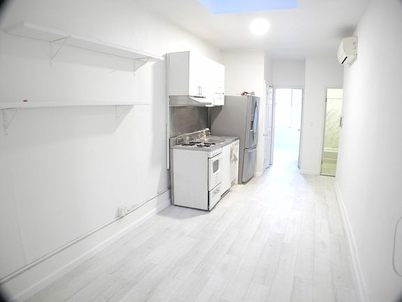 3rd image of 1207 Jackson Ave APT 4L