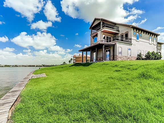 VIEW FROM THE BULKHEAD HIGHLIGHTS THE ROOFTOP BALCONY AND OUTDOOR ENTERTAINING AREAS ON ALL 3 LEVELS!