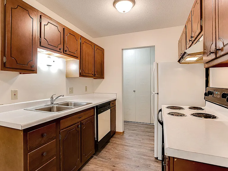 Cambridge Court Apartments — Photo 6