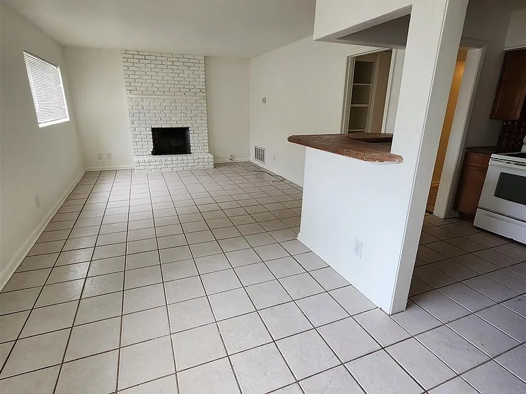 605 Edison Dr — Photo 2