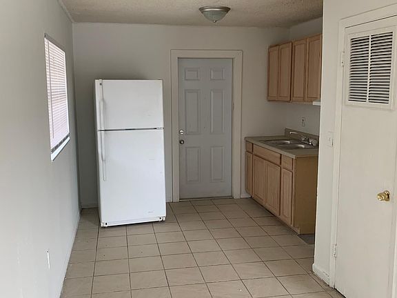 5th image of 992 Vicki Ct