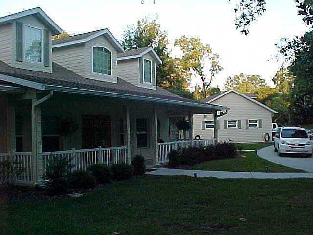 SE with garage view