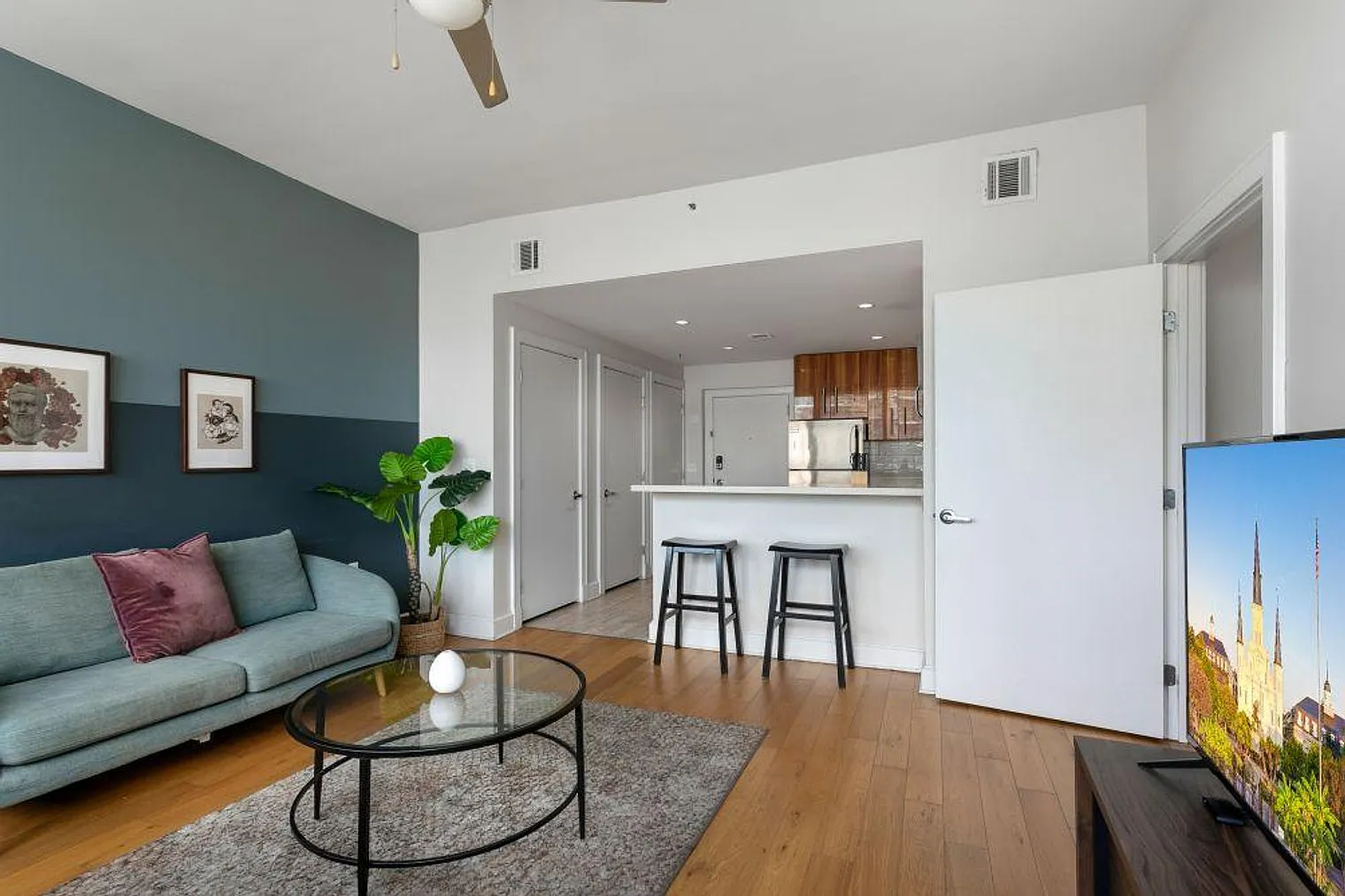 1 bed, 1.0 bath, 430 sqft, $3,846 — Photo 3