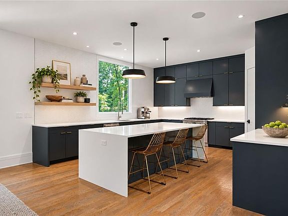 3rd image of 585 Mountain Way NE