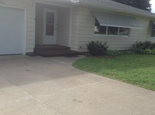 1127 N 11th St, Clinton, IA 52732